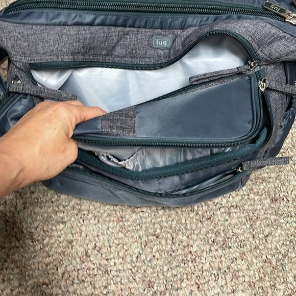 Lug travel tote in grey with long padded strap - Picture 4 of 13